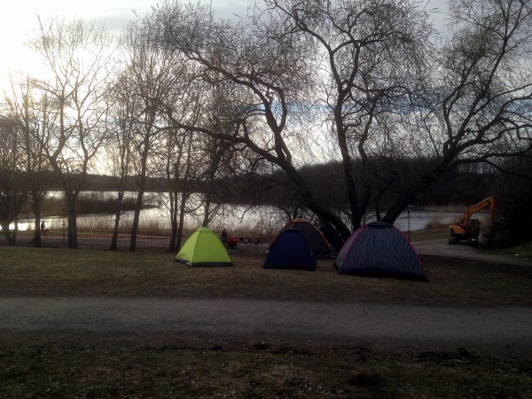 Några av köarnas tält vid Råstasjön