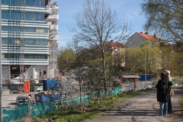 Arenastadens byggnation beskådas.